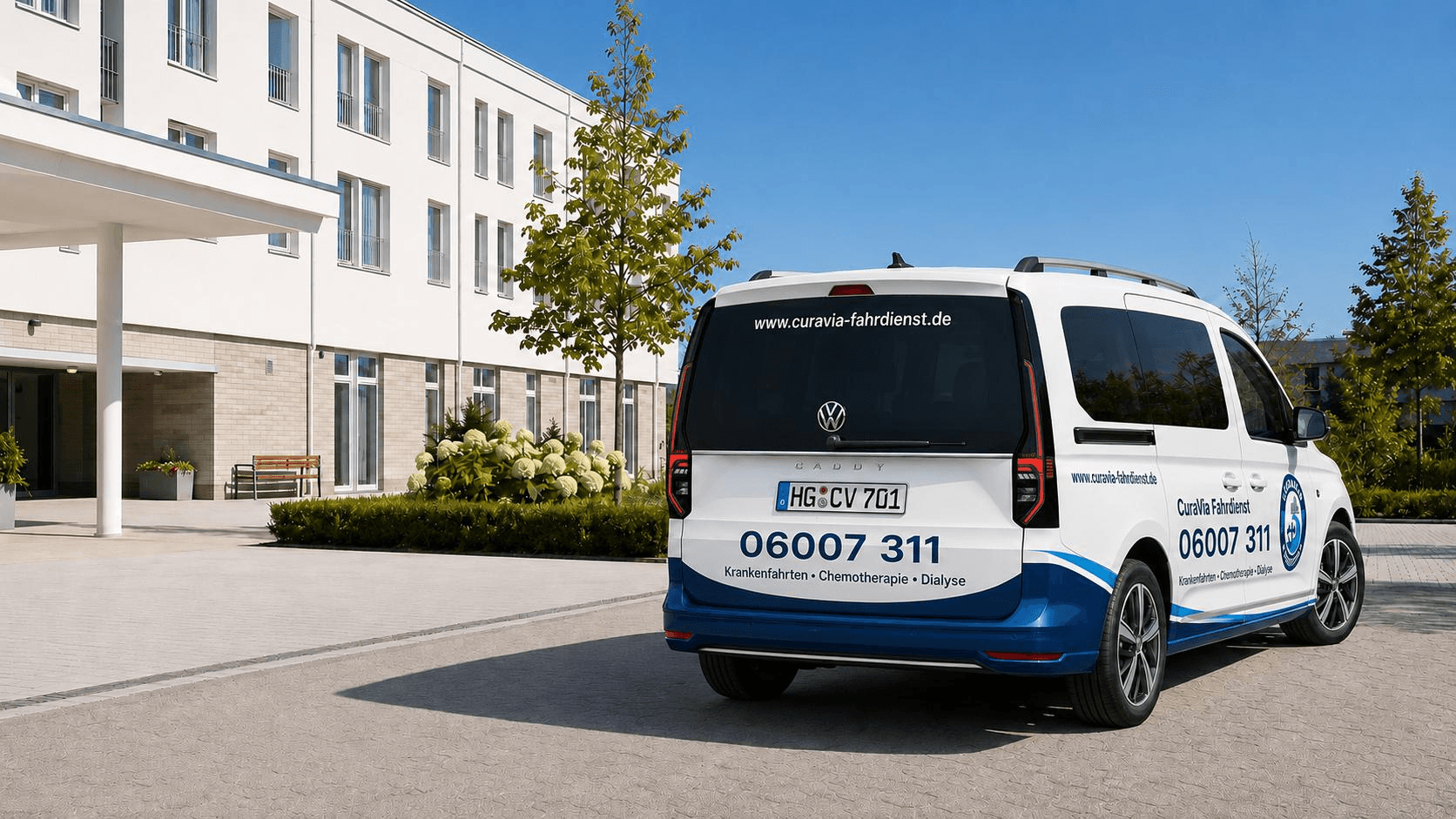 Weißer VW Caddy von Curavia Fahrdienst mit der Rufnummer 06007 311, geparkt vor einem Klinikgebäude.